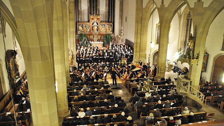 Selbst Schulleiter Ernst Oestreicher applaudierte seinem Chor und Orchester nach einer glanzvollen Aufführung von Johann Sebastians Kantaten 1 bis 2 aus dem Weihnachtsoratorium. Foto: Friedrich