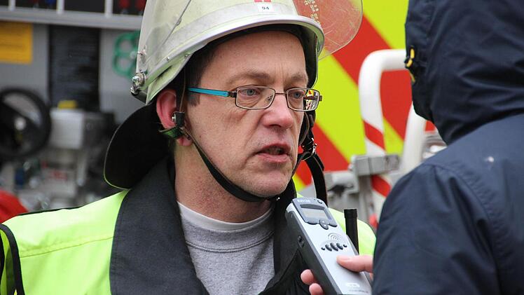 Seine Dienstzeit als neuer Kommandant der Kitzinger Feuerwehr begann für Markus Ungerer gleich richtig heftig.  Fotos: Diana Fuchs