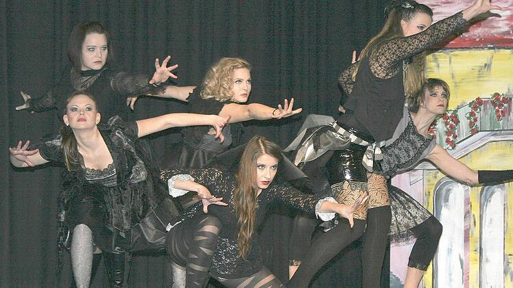 Die Montagues (von links Katharina Mück, Cornelia Schmittlein, Amelie Tihlarik, Elena Saal, Sandra Schmalz und Tanja Karbacher) kämpfen gegen die Familie von Julia - die Capulets.