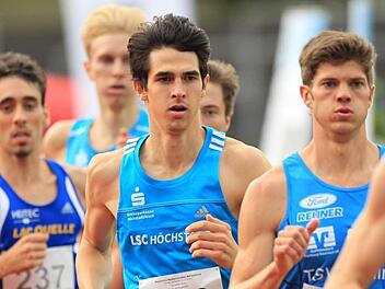 Der Höchstadter Marco Kürzdörfer (Mitte) lief bei den Bayerischen Meisterschaften in München über 800 Meter auf Rang 2. Foto: Theo Kiefner