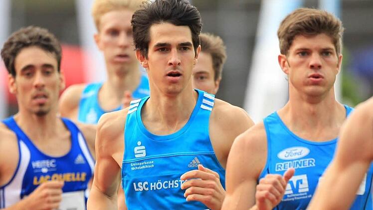 Der Höchstadter Marco Kürzdörfer (Mitte) lief bei den Bayerischen Meisterschaften in München über 800 Meter auf Rang 2. Foto: Theo Kiefner
