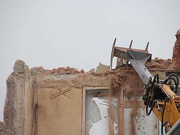 Ein Baggerarm bricht Gesteinbrocken aus der Fassade des Kurhaushotels Bad Kissingen.  Fotos: Benedikt Borst