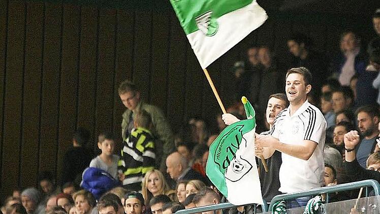 Die Fans des VfR Katschenreuth waren die lautstärksten beim 32. Rundschau-Cup. Fotos: Monika Limmer