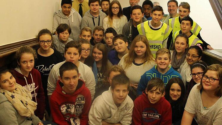 28 neue Schülerlotsen von Saaletal- und Mittelschule wurden von Oberbürgermeister Kay Blankenburg (Mitte hinten) verpflichtet. Foto: Benedikt Borst