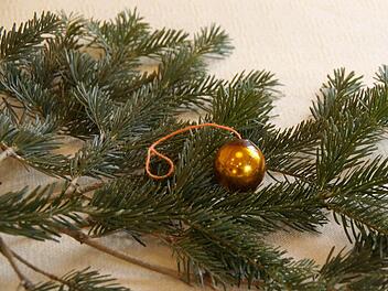 "Diese Weihnachtskugel ist seit 1890 in unserem Besitz. Meine Großmutter war zum damaligen Zeitpunkt bei Pfarrer Müller in Walsdorf im Haushalt tätig. Als Weihnachtsgeschenk bekam sie im Jahr 1890 diese kleine Weihnachtskugel, die seither jährlich unseren Christbaum schmückt", schreibt Richard Habenstein aus Walsdorf zu diesem Foto.  Foto: privat