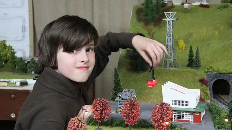 Merlin Butzek überprüft vor den Fahrtagen die Seilbahn auf ihre Funktionsfähigkeit. Foto: Sonny Adam