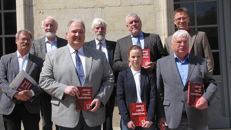 Die Coburger Landesstiftung stellte ihr aktuelles Jahrbuch vor. Unser Bild zeigt (von links): Alfred Geibig, Rupert Appeltshauser, Carl-Christian Dressel, Arpad von Schalscha-Ehrenfeld, Oberbürgermeister Norbert Tessme, Saskia Hilski, Horst Thum und Archivrat Alexander Wolz. Foto: Martin Koch