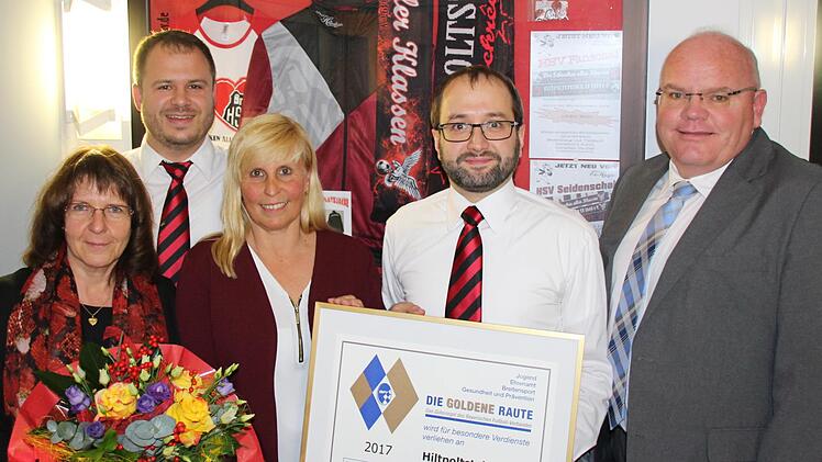 Der SV Hiltpoltstein bekam die Goldene Raute vom BFV verliehen. Die Vereinsehrenamtsbeauftragte Monika Merz nahm mit den drei Vorstandsmitgliedern Markus Beck, Bettina Jaglo und Christian Tauber die Urkunde vom Kreis-Ehrenamtsbeauftragten Alexander Männlein (v.l.)  entgegen. privat