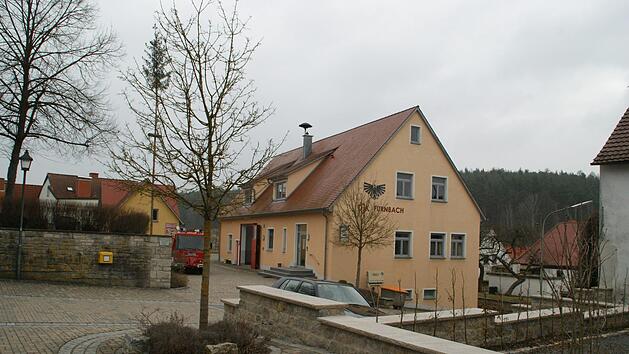 Die Ortsmitte von F&uuml;rnbach mit dem Gemeinschaftshaus ist bei der Dorferneuerung ansprechend gestaltet worden.  Sabine Weinbeer/Archiv