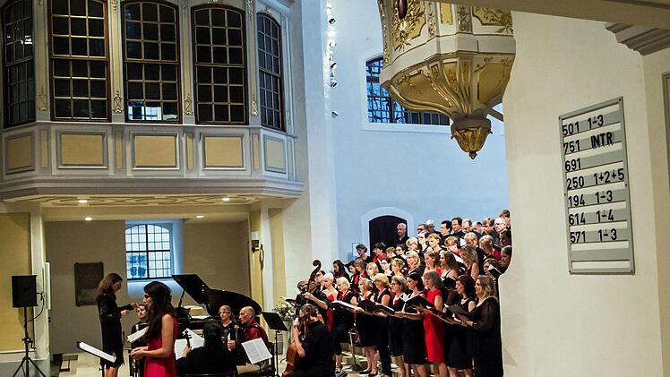 Die Coburger Erstaufführung der "Misa Tango" lockte zahlreiche Zuhörer in die Morizkirche. Unter der Leitung von Antoinetta Bafas beeindruckte der "Chor Unerhört" gemeinsam mit den Vokalsolisten Joana Tautu und Marcello Mejia-Mejia.Foto: Jochen Berger