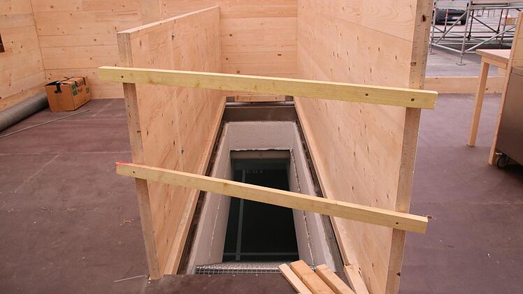 Die Frankenfarm-Mitarbeiter gelangen über diese Treppe vom Stadel in die Tiefgarage. Dort werden unter anderem Teller und Besteck gewaschen.