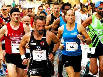 Beim Seßlacher Altstadtlauf über zehn Kilometer verpasste Uwe Bäuerlein (li. in Rot) das Treppchen als Vierter knapp. Beim Fränkische-Schweiz-Marathon strebt er Rang 1 in einer Sonderwertung an. Foto: Ulrich Zetzmann