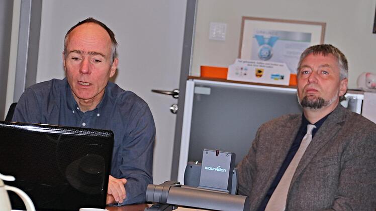 Christoph Hartmann vom Büro Geoteam in Bayreuth (links) mit Vorsitzenden Ralf Nowak