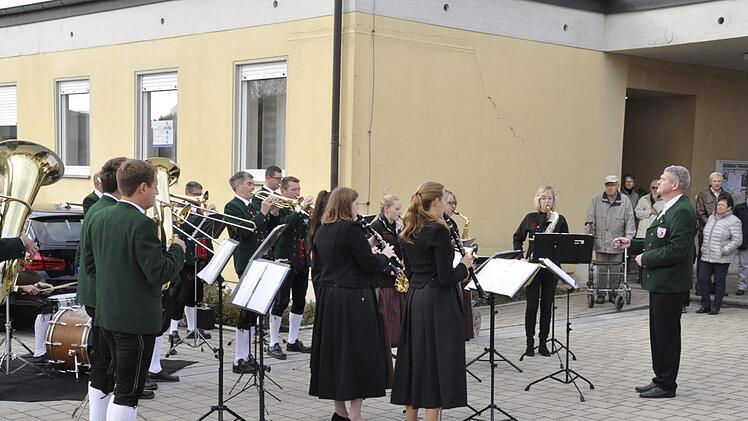 Ein Ständchen zum Geburtstag brachte die Trachtenkapelle des Oerlenbacher Musikvereines.Foto: Peter Klopf