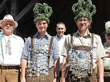 Schützenkönig Michael Frankenberger (vorne, rechts) freut sich über seinen zweiten Königstitel. Links von ihm Schülerschützenkönig Paul Aichberger. Rainer Frankenberger (links) hat das Bürgerschießen gewonnen. Foto: Katharina Müller-Sanke