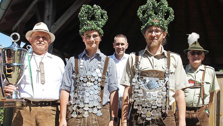 Schützenkönig Michael Frankenberger (vorne, rechts) freut sich über seinen zweiten Königstitel. Links von ihm Schülerschützenkönig Paul Aichberger. Rainer Frankenberger (links) hat das Bürgerschießen gewonnen. Foto: Katharina Müller-Sanke
