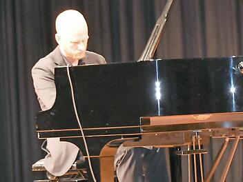 Der Berliner Pianist Alexander Wienand beim Konzert in Kronach