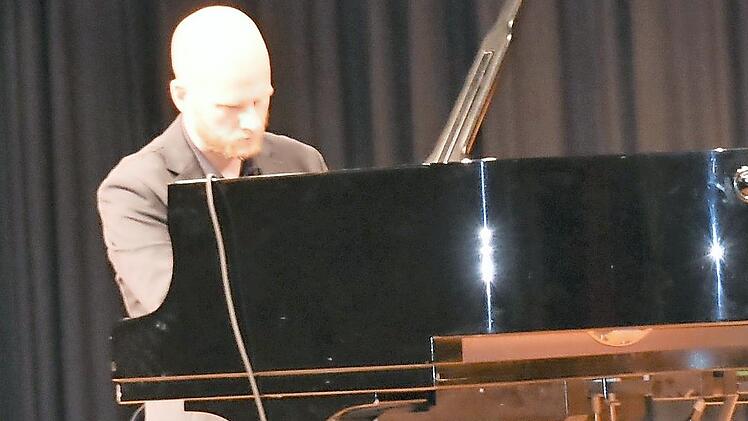 Der Berliner Pianist Alexander Wienand beim Konzert in Kronach