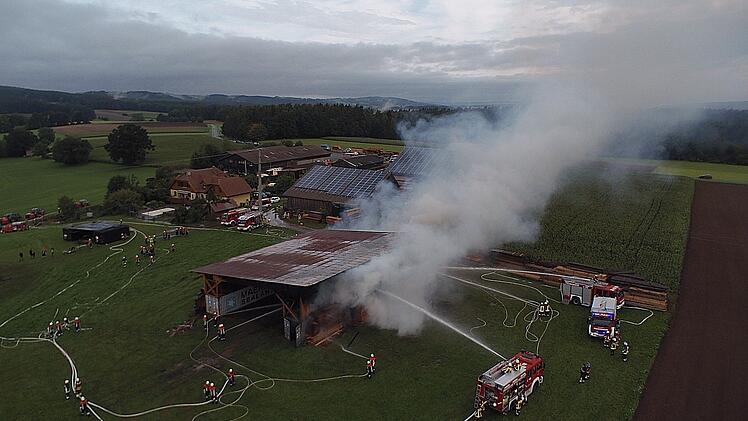 Lagerhalle in Vollbrand