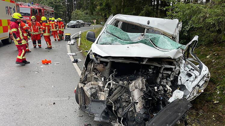 Frontale Kollision zwischen Laster und Transporter