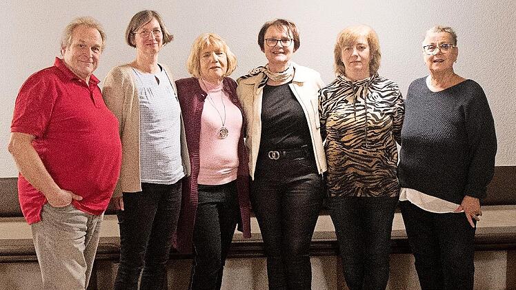 Im Bild von links: Alexander Merz, Vorsitzender des Landesverbandes PFAD für Kinder, Kassierin Andrea Stark, Zweite Vorsitzende Ulrike Hain, Vorsitzende Hildegard Halm-Götz, Schriftführerin Dunja Hohner und Elke Brehm-Kröning, Vorsitzende des Land...