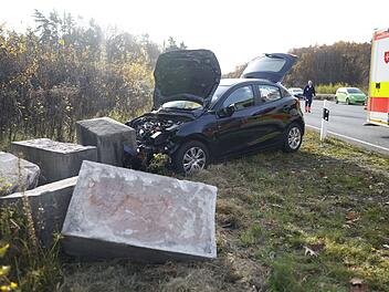 Fahrer prallt mit Auto gegen Grenzstein bei Nürnberg und stirbt