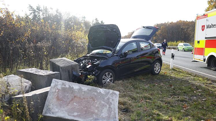 Fahrer prallt mit Auto gegen Grenzstein bei Nürnberg und stirbt