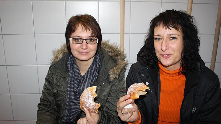 Yvonne Stoll (links) und Anja Sonntag-Wisoschinski durften die Küchla ausprobieren.  Foto: Sonja Werner