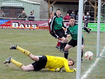 Nichts wert für Westheim war am Ende das hier erzielte 0:2 durch FCler Marcel Nöth (halb verdeckt). Die Untererthaler (von links: Benedikt Hüfner, Andreas Brustmann und Torwart Jonas Schipper) bogen die Partie mit großem Willen noch um.  Foto: Hopf
