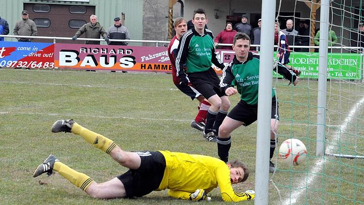 Nichts wert für Westheim war am Ende das hier erzielte 0:2 durch FCler Marcel Nöth (halb verdeckt). Die Untererthaler (von links: Benedikt Hüfner, Andreas Brustmann und Torwart Jonas Schipper) bogen die Partie mit großem Willen noch um.  Foto: Hopf