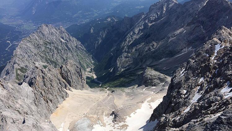 Tiefblick von oben: Das Höllental mit dem gleichnamigen Gletscher, über den eine der schönsten Zugspitzrouten führt.