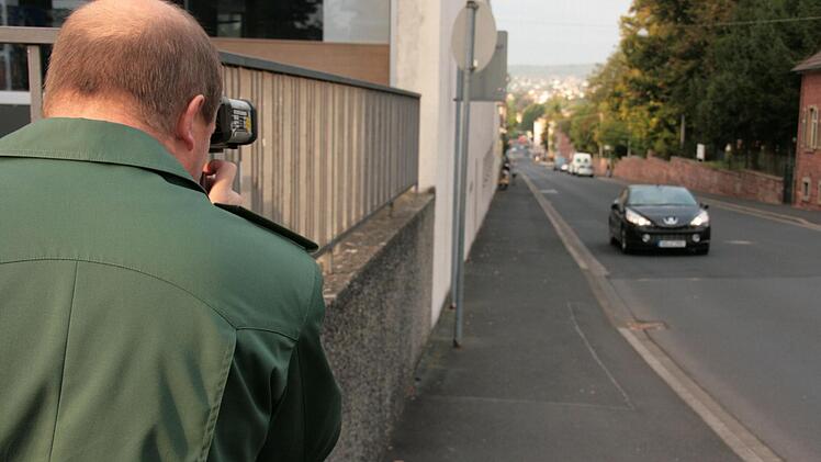 Martin Kaiser bei einer Lasermessung in der Maxstraße in Bad Kissingen