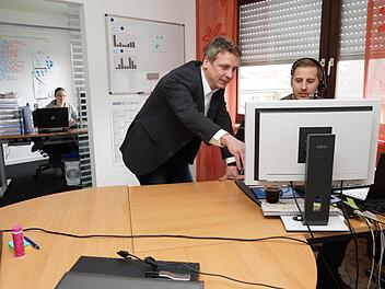 Geschäftsführer Steffen Berger (links) im Gespräch mit Mitarbeiter Robert Haser. Im Hintergrund ist Iris Albert zu sehen. Foto: Arkadius Guzy