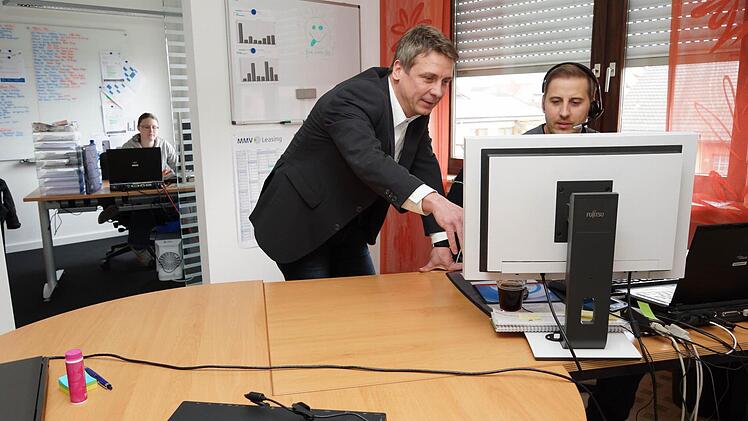 Geschäftsführer Steffen Berger (links) im Gespräch mit Mitarbeiter Robert Haser. Im Hintergrund ist Iris Albert zu sehen. Foto: Arkadius Guzy
