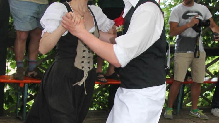 Zur Musik der Schlackn drehten die Ortsburschen und Ortsmadla unter der Lindenkrone eine Runde. Foto: Sonja Adam