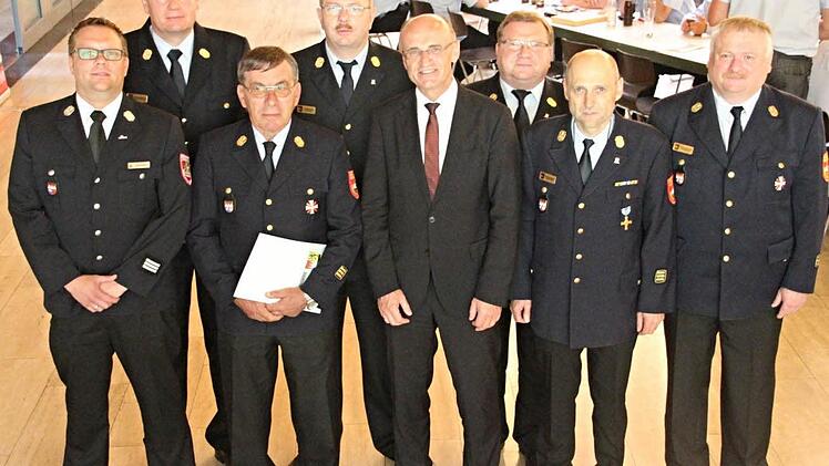 "Großer Bahnhof" für Rudi Lübke aus Pfarrweisach (3. von links). Er wurde zum Ehrenkreisbrandinspektor ernannt. Auf dem Foto (von links): Steffen Weber, Fachberater Regierung von Unterfranken, KBI Thomas Habermann, KBR Ralf Dressel, Landrat Wilhelm Schneider und die KBI Peter Pfaff, Georg Prang und Peter Hegemann.  Foto: Helmut Will