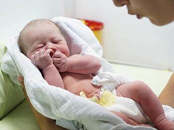 Milena ist auf diesem Foto nur wenige Minuten alt. Hebamme Stella wird sie erst einmal untersuchen.Foto: Sarah Dann