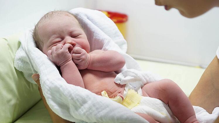 Milena ist auf diesem Foto nur wenige Minuten alt. Hebamme Stella wird sie erst einmal untersuchen.Foto: Sarah Dann