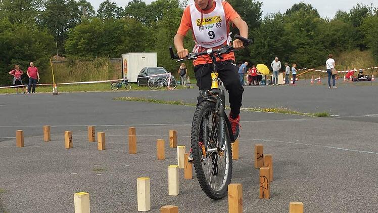 Beim Fahrradturnier des ADAC gab es etliche Hindernisse zu meistern.  Fotos: Christa Nürnberger