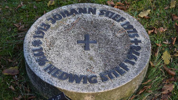 Runder Grabstein, nur wenige Zentimeter hoch Foto: Ronald Rinklef