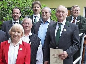 Diese Mitglieder wurden für langjährige Mitgliedschaft geehrt. Mit im Bild: Erster Schützenmeister Frank Jungkunz und Zweiter Schützenmeister, Matthias Kümmet (3. und 4. Reihe links). Foto: Veronika Schadeck