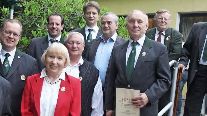 Diese Mitglieder wurden für langjährige Mitgliedschaft geehrt. Mit im Bild: Erster Schützenmeister Frank Jungkunz und Zweiter Schützenmeister, Matthias Kümmet (3. und 4. Reihe links). Foto: Veronika Schadeck