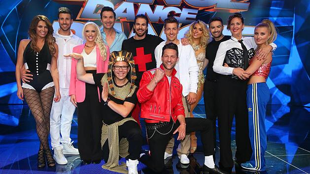 Die Kandidaten der neuen RTL-Show "Dance Dance Dance": Von links Sabia Boulahrouz und Bachelor Leonard Freier, Daniela Katzenberger und Lucas Cordalis, "Bene" Mayr und Philipp Boy, Aneta Sablik und Menderes Bagci, Dana und Luna Schweiger und Mario Kotaska und Alexander Kumptner (vorne). Foto: RTL / Stefan Gregorowius