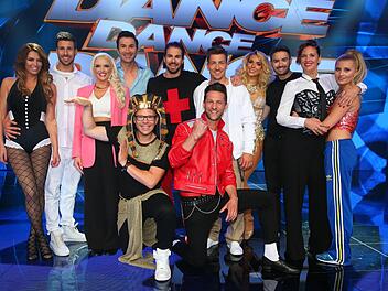 Die Kandidaten der neuen RTL-Show "Dance Dance Dance": Von links Sabia Boulahrouz und Bachelor Leonard Freier, Daniela Katzenberger und Lucas Cordalis, "Bene" Mayr und Philipp Boy, Aneta Sablik und Menderes Bagci, Dana und Luna Schweiger und Mario Kotaska und Alexander Kumptner (vorne). Foto: RTL / Stefan Gregorowius