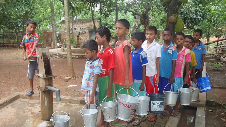 Kinder stehen für Wasser an im "Joypur Hostel".