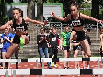 Lilian Heid (links) im Block Sprint/Sprung der Altersklasse W14 und Anna Lukaschewitsch (rechts) in der W15 holten zwei von insgesamt vier Titeln für den TV/DJK Hammelburg. Fotos: Reinhold Nürnberger