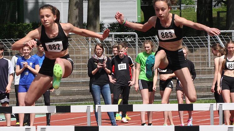 Lilian Heid (links) im Block Sprint/Sprung der Altersklasse W14 und Anna Lukaschewitsch (rechts) in der W15 holten zwei von insgesamt vier Titeln für den TV/DJK Hammelburg. Fotos: Reinhold Nürnberger