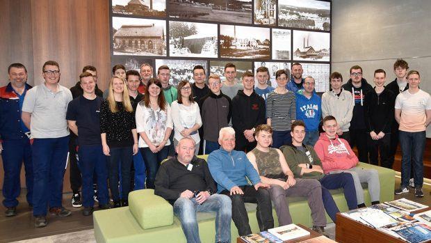 13 Jugendliche und ein Umschüler aus Wales sind noch bis 21. April bei Wiegand-Glas, um praktische Erfahrungen zu sammeln. Personalchef Ingbert Löffler (rechts) kann sich vorstellen, auch künftig europäischen Jugendlichen ein Praktikum   im Unternehmen zu vermitteln. Der Gedanke dabei ist, dass sich der eine oder andere entscheidet, beim Behälterglashersteller seinen Lebensunterhalt zu verdienen. Im Bild: die Auszubildenden aus Wales mit ihren Paten und Betreuern aus Steinbach.