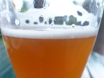 Doch nicht alkoholfrei: Brauerei ruft "Adelskronen Hefeweizen" zurück.  Symbolbild: pixabay.com / Hans