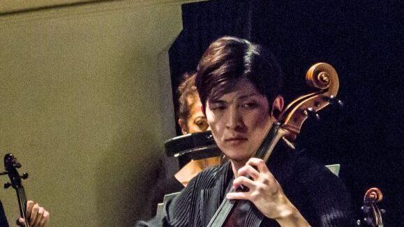 Gefeierter Solist beim Sinfoniekonzert im Landestheater  Coburg war der junge Cellist Woongwhee Moon. Seit 2018 ist er Solo-Cellist des Philharmonischen Orchesters.Foto: Jochen Berger